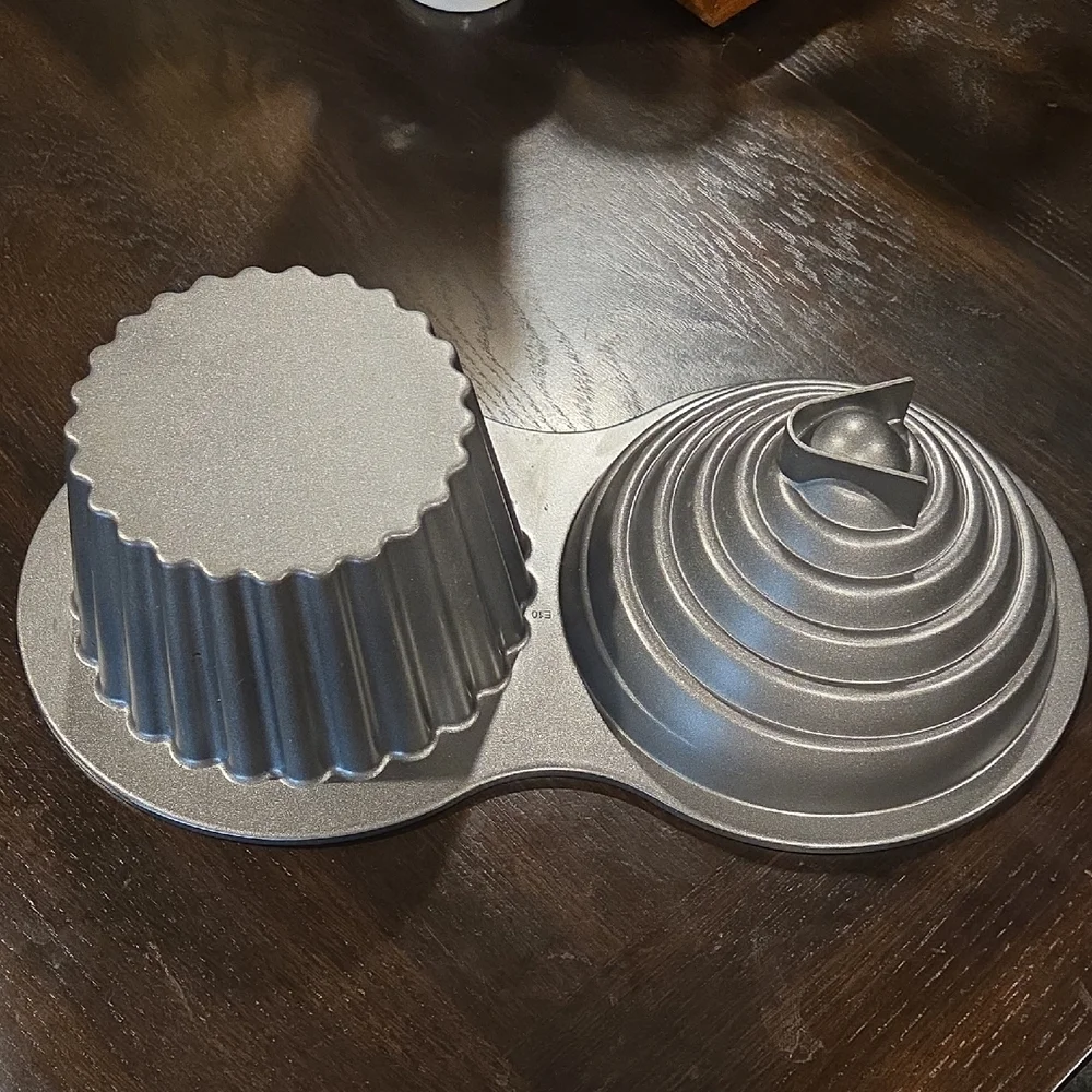 WILTON Dimensions Large Cupcake Pan - Picture 5 of 7